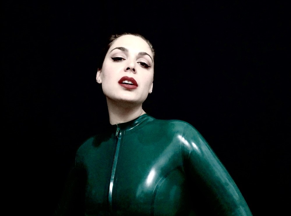 MISTRESS POMF FLORIDA DOMINATRIX IN LATEX CATSUIT 