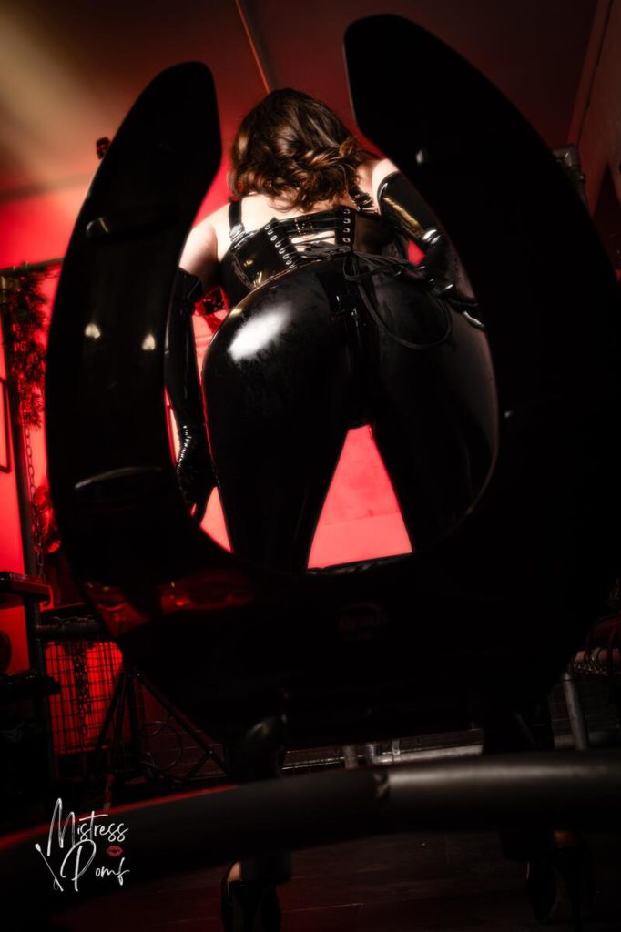 toilet slave denver co dominatrix mistress pomf in black latex fetish